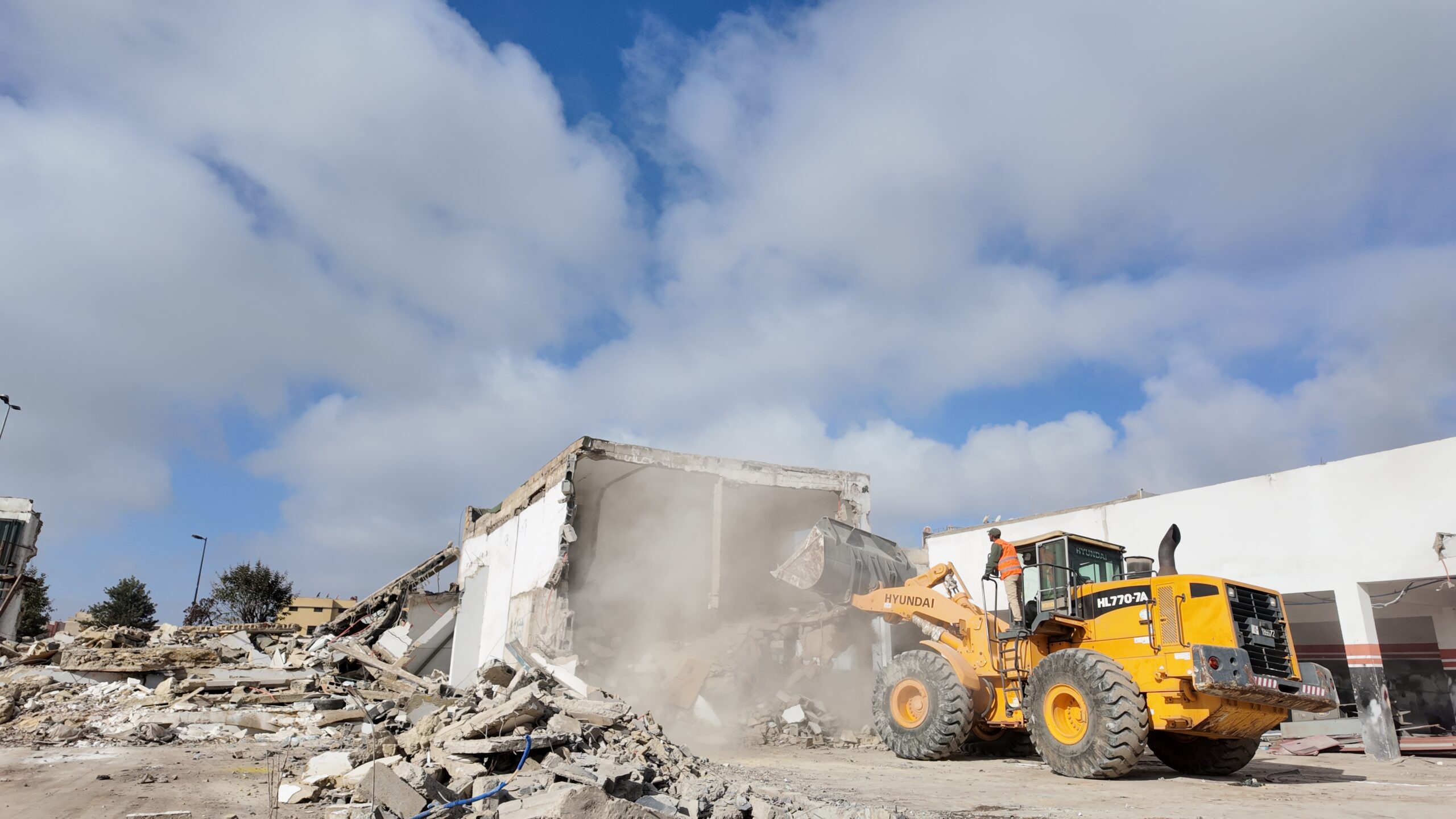 عمالة عين الشق.. هدم "ديبوات" شارع صفرو من أجل توسيعة المركز الاستشفائي محمد السقاط وتحويله إلى مستشفى إقليمي(فيديو)