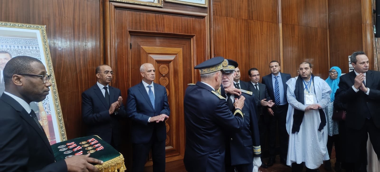 عمالة الدارالبيضاء..مهيدية يوشح موظفين بالداخلية والصيد البحري والتعليم بأوسمة ملكية بمناسبة عيد الاستقلال