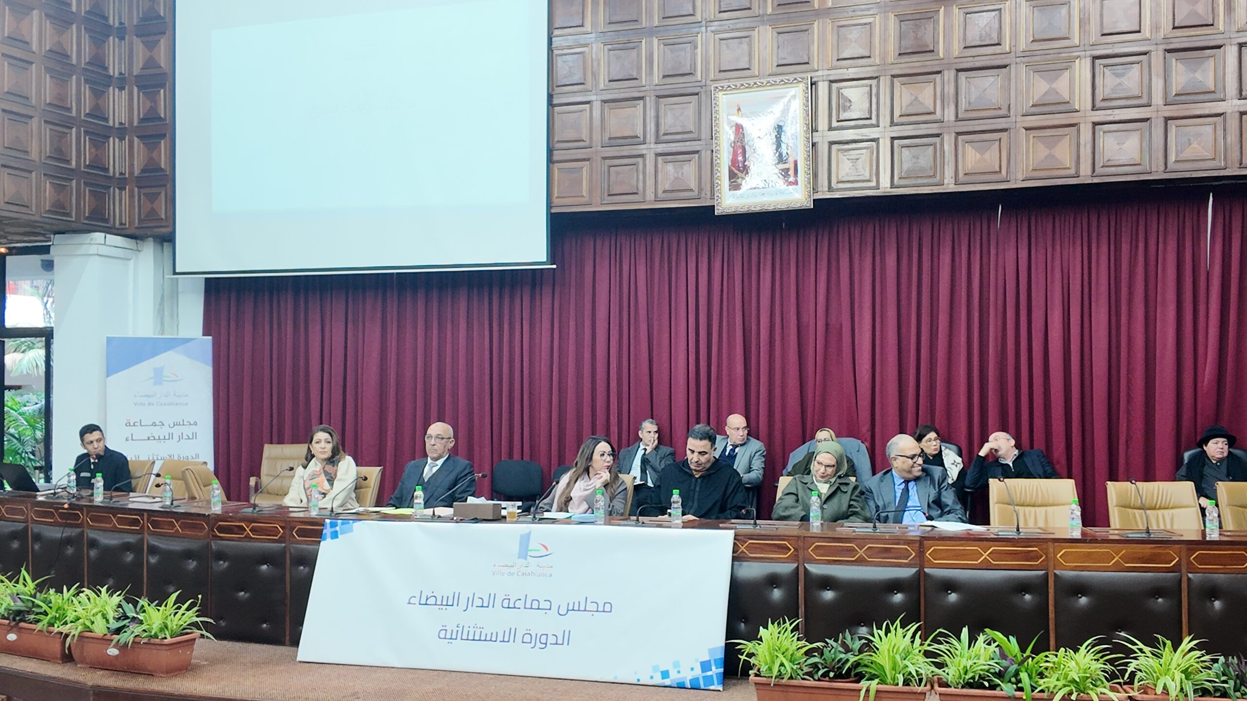 جماعة الدارالبيضاء لم تصوت على إستفادة موظفي الأمن من مرٱب السيارات مقابل 100 درهم وصوتت على رفع رسم الأراضي غير المبنية إلى 30 درهم (فيديو)